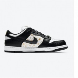 SB DUNK LOW SUPREME STARS SCHWARZ